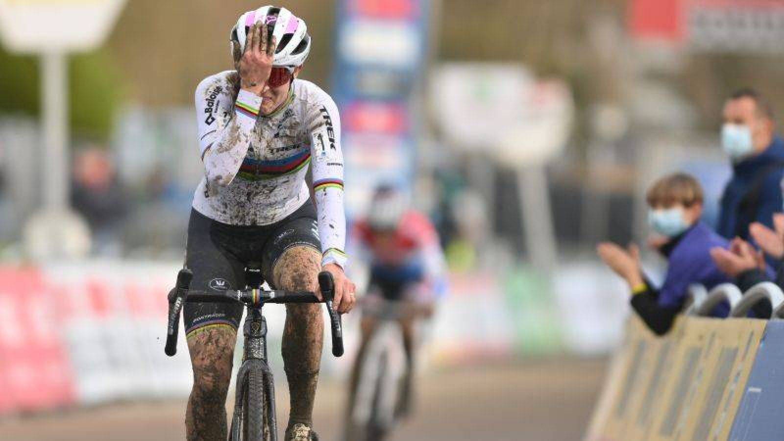 Dutch Lucinda Brand celebrates as she crosses the finish line to win the women's elite race of the GP Sven Nys, the fourth stage (4/8) in the Trofee Veldrijden Cyclocross competition, Saturday 01 January 2022 in Baal, Belgium.
BELGA PHOTO DAVID STOCKMAN